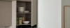 Een moderne keuken met open kast en servies, ontworpen door Nolte Kitchen.