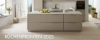 Cuisine moderne avec îlot et façades claires, conçue par Nolte Kitchen.