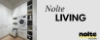 Un salon élégamment aménagé avec étagères et table, Nolte Living.