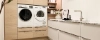 Un cuarto de lavado con lavadora y secadora de diseño moderno, cuartos de servicio Nolte.