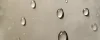 Gouttes d'eau perlent sur une surface lisse.