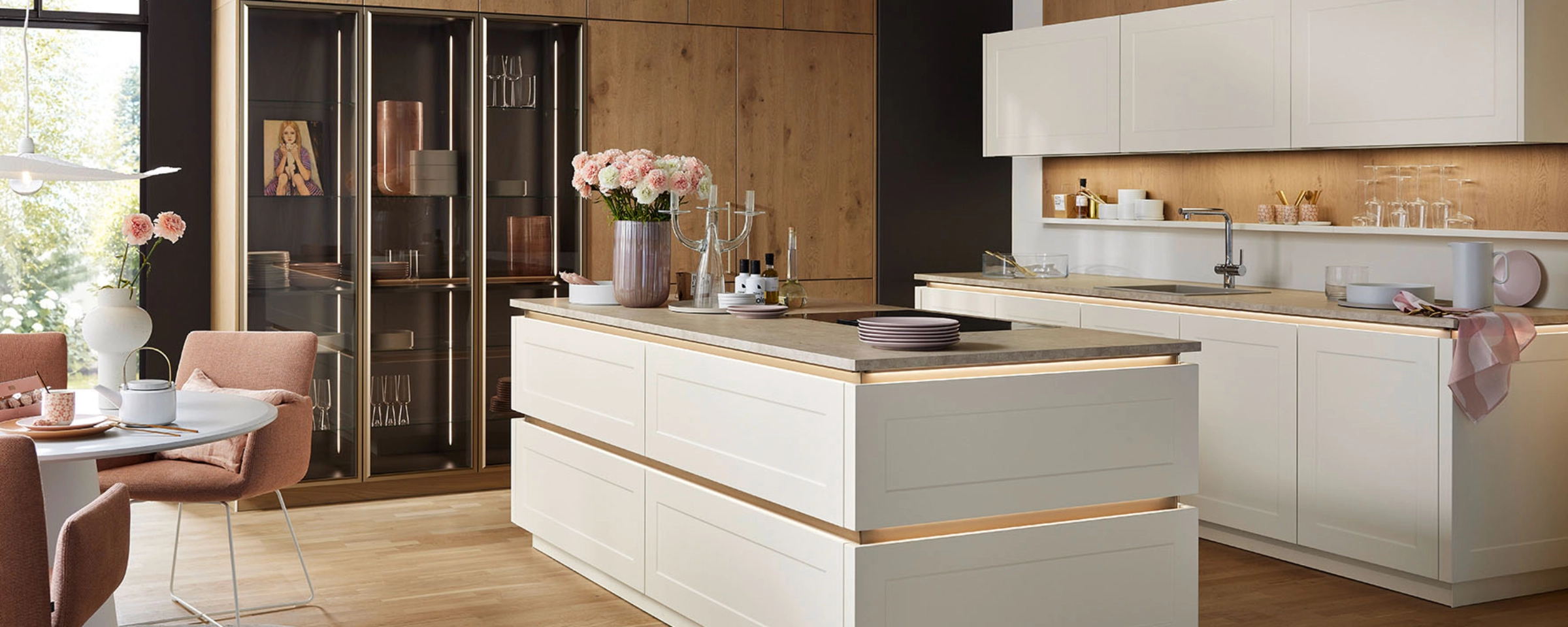 Eine moderne Küche mit heller Insel und Holzdetails von Nolte Küchen.