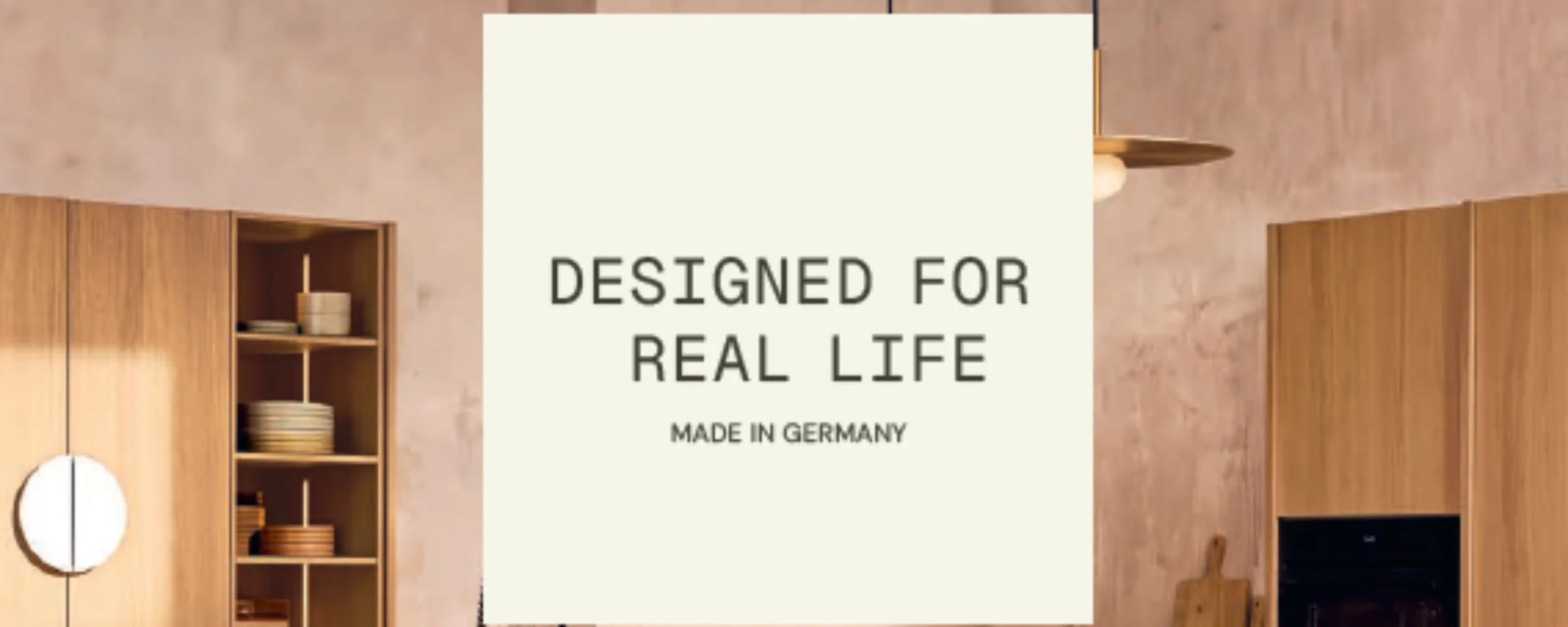 Cucina moderna con eleganti armadi e scaffali illuminati, NolteNeo.