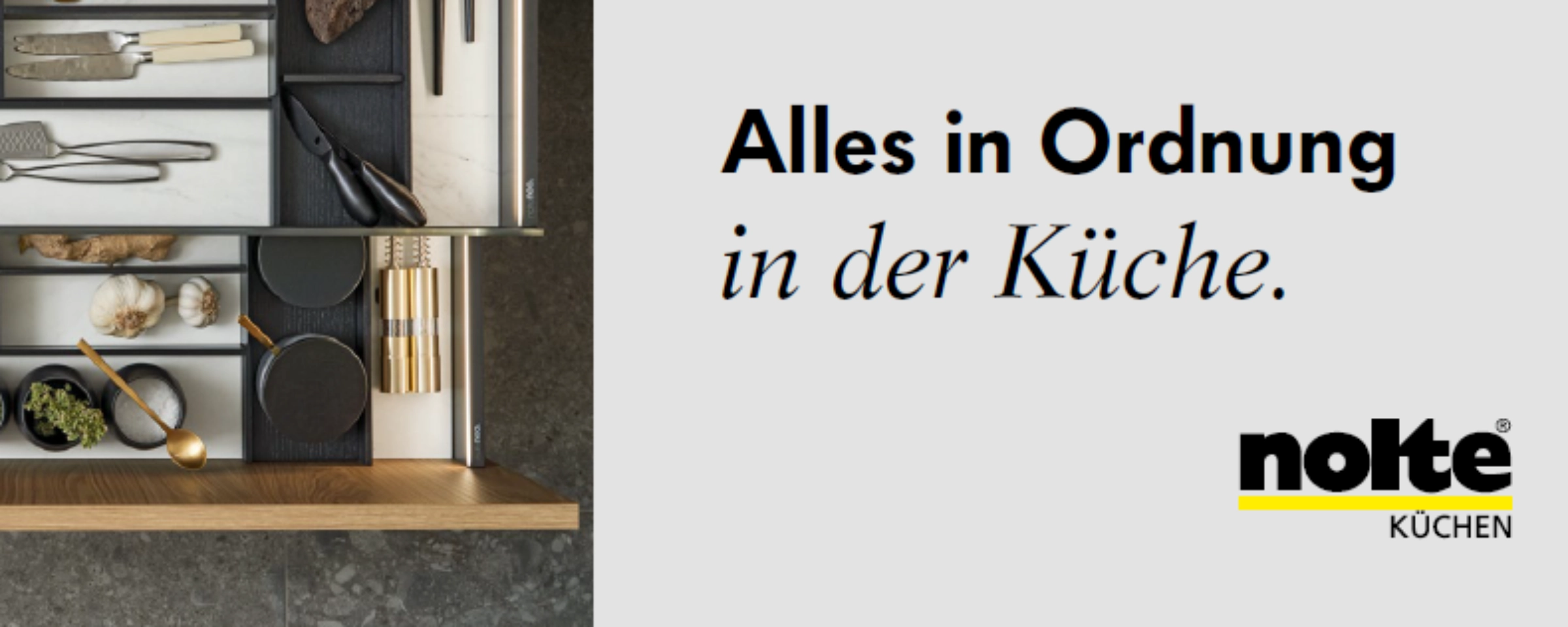 Un tiroir de cuisine ouvert montre des couverts et ustensiles triés, parfaitement organisés avec Nolte Kitchen.