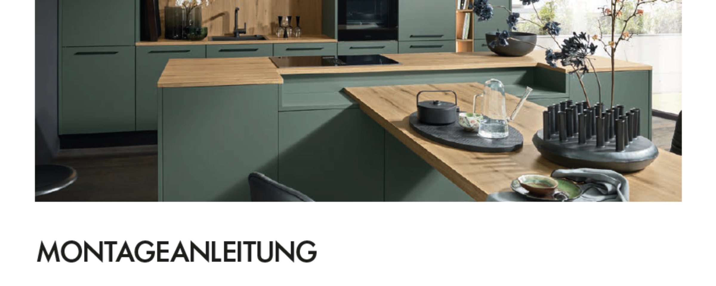 Cuisine moderne avec armoires vertes et plans de travail en bois, Nolte Kitchen.