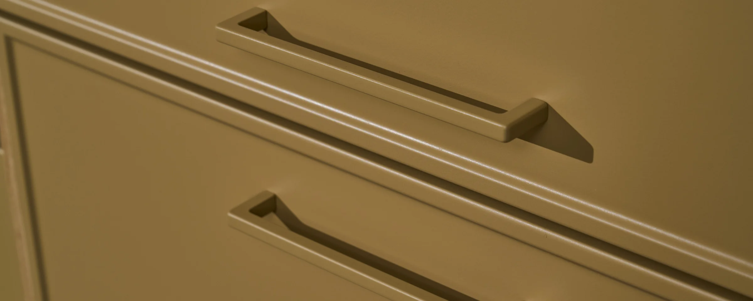 Schranktüren mit goldenen Griffen bieten ein exklusives Design, NolteNeo.