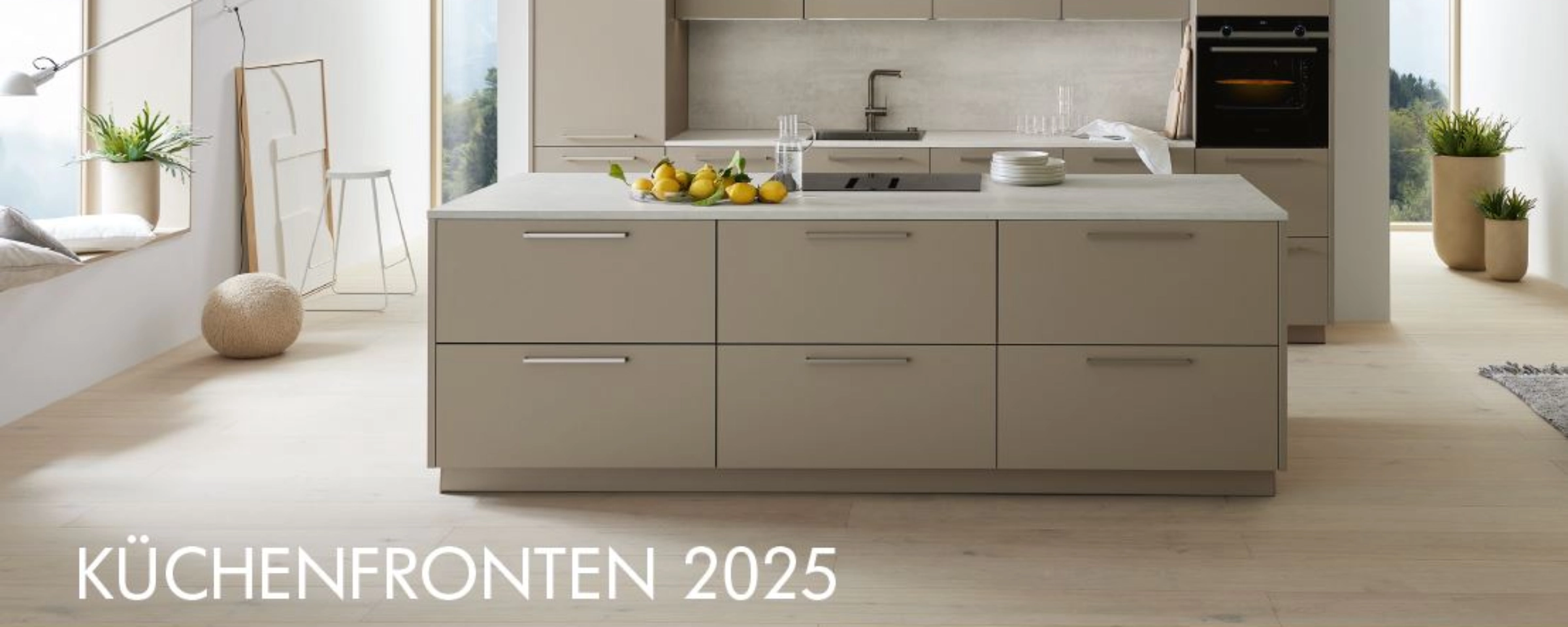 Cuisine moderne avec îlot et façades claires, conçue par Nolte Kitchen.