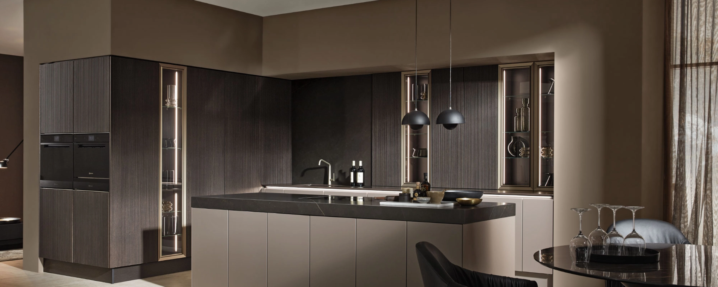Cuisine moderne avec armoires en bois foncé et îlot de Nolte Kitchen.