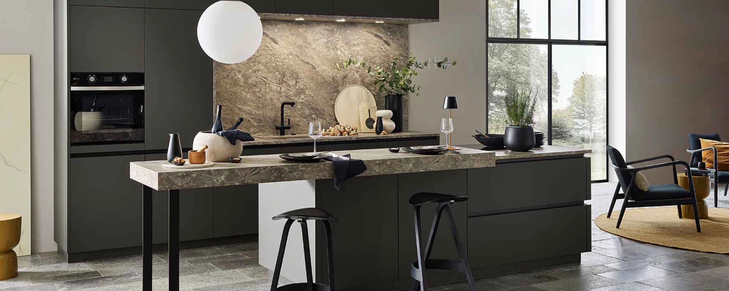Eine moderne Küche mit Kochinsel und Barhockern, umgeben von Nolte Küchen Design.