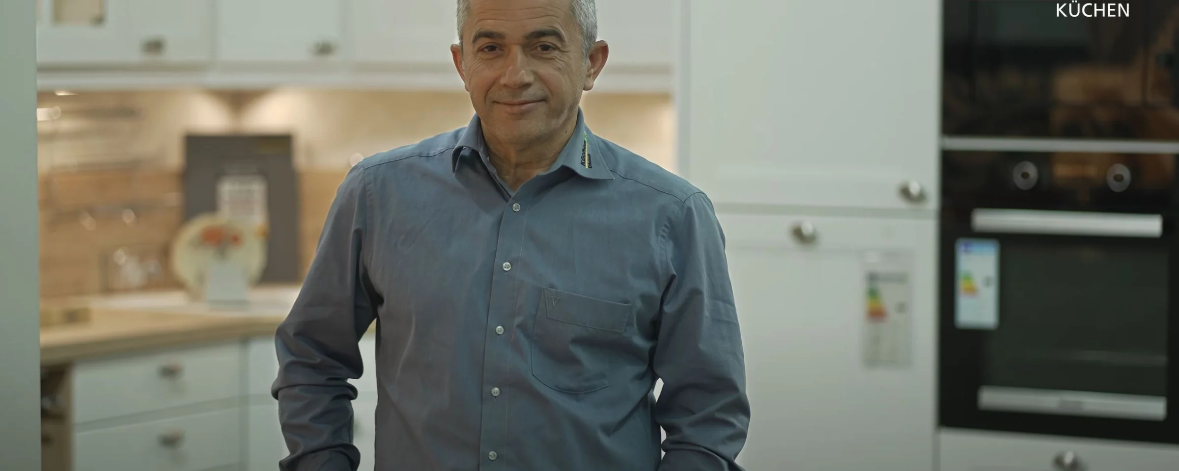 Une personne se tient dans une cuisine moderne de Nolte Kitchen.