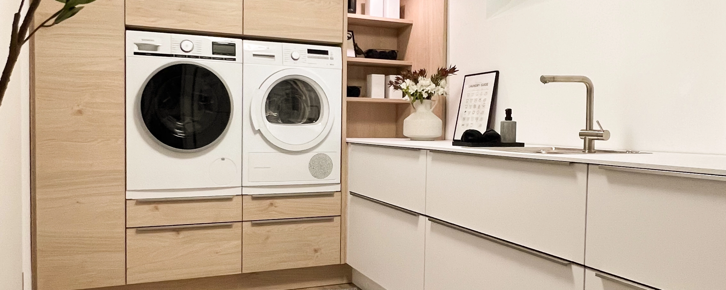 Un cuarto de lavado con lavadora y secadora de diseño moderno, cuartos de servicio Nolte.