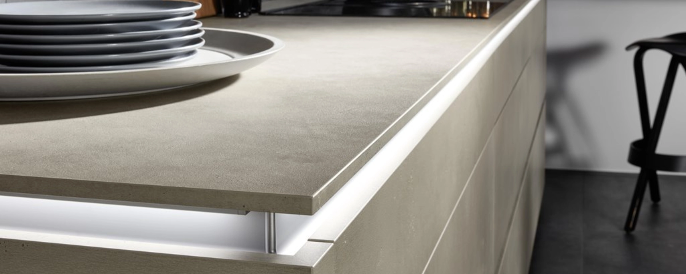 Een moderne keuken met een elegante werkblad en stijlvol ontwerp van Nolte Kitchen.