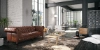 Ein stilvoller Wohnraum mit braunem Ledersofa und Teppich, modern eingerichtet von Nolte Living.