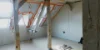 Ein unausgebauter Dachboden mit sichtbaren Holzstützen und Isolierung.
