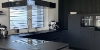 Cucina moderna dal design scuro con elettrodomestici e finestra. Nolte Kitchen.