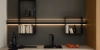 Cuisine moderne avec étagères suspendues sombres et éclairage LED, conçue par Nolte Kitchen.