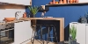 Une cuisine moderne avec murs bleus et plantes, conçue par Nolte Kitchen.