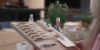 Une personne tient du matériel de bricolage sur une table dans une cuisine moderne de Nolte Kitchen.