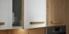 Une cuisine moderne avec des armoires en bois et blanches de Nolte Kitchen.