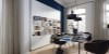 Un salon moderne avec une élégante bibliothèque, table et chaises assorties à Nolte Living.