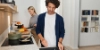 Un homme et une femme cuisinent ensemble dans une cuisine moderne de Nolte Kitchen.