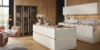 Cuisine moderne avec armoires blanches et détails en bois de Nolte Kitchen.