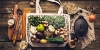 Un assortiment de légumes frais et d'ingrédients sur une table en bois.
