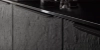 Une cuisine moderne avec façades sombres texturées et détails élégants de Nolte Kitchen.