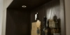Une étagère avec épices et objets déco, éclairée par des spots encastrés. Nolte Kitchen.