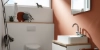 Een modern badkamer met geometrische tegelvloer en wandspiegel, Nolte SPA.