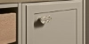 Porte d'armoire de cuisine avec poignée élégante et tiroirs en bois de Nolte Kitchen.