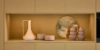 Une étagère avec des vases et bols modernes dans une cuisine élégante de Nolte Kitchen.