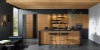 Moderne Nolte keuken met de exclusieve echt hout-front neoNATURE in eiken Cottage. Het warme houtuiterlijk wordt stijlvol aangevuld door zwarte accenten en open planken. Het kookeiland met zitgedeelte en het doordachte lichtconcept creëren een huiselijke sfeer met natuurlijke elegantie.