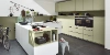 Cuisine moderne avec îlot et armoires claires, conçue par Nolte Kitchen.