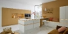 Une cuisine moderne avec îlot et accents dorés, Nolte Kitchen.