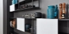 Mobilier moderne avec étagères ouvertes et décorations, présenté par Nolte Living.