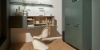 Un espace de travail élégant avec étagère et armoire modernes en vert, partie de Nolte Living.
