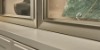 Gros plan sur une armoire avec un vase et une assiette verte, partie de Nolte Living.