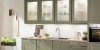 Una cucina moderna con armadi verdi e decorazioni. Nolte Kitchen.
