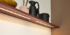 Une étagère avec des vases décoratifs dans une pièce moderne, Nolte Living.