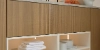 Une étagère élégante avec vaisselle et décorations dans un espace moderne de Nolte Living.