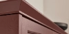Armoire de cuisine avec surface brune et texture bois, partie de Nolte Kitchen.