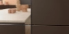 Une cuisine moderne avec des armoires sombres et un plan de travail clair, Nolte Kitchen.