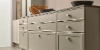 Une cuisine moderne avec des armoires claires et un sol brillant, Nolte Kitchen.