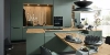 Une cuisine moderne verte avec des accents en bois et un éclairage élégant. Nolte Kitchen.