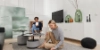 Een stel ontspant in een stijlvol ingerichte woonkamer met moderne meubels van Nolte Living.