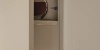 Un placard de cuisine avec carafe en verre et bocaux de rangement. Nolte Kitchen.
