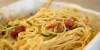 Ein Teller mit Spaghetti und Tomaten in einer modernen Umgebung von Nolte Küchen.