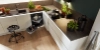 Armoire haute avec système de retrait dans l'espace de cuisine moderne, équipée de façades du programme de façades de cuisine Nolte Soft Lack en finition Blanc Softmatt. L'armoire contient un four intégré ainsi qu'un garde-manger latéral extractible avec des paniers en métal, idéal pour le stockage des aliments. La façade mate et sans poignée assure un design minimaliste et élégant dans une ambiance contemporaine.