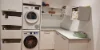 Ein moderner Hauswirtschaftsraum mit Waschmaschine und Stauraum von Nolte Hauswirtschaftsräume.